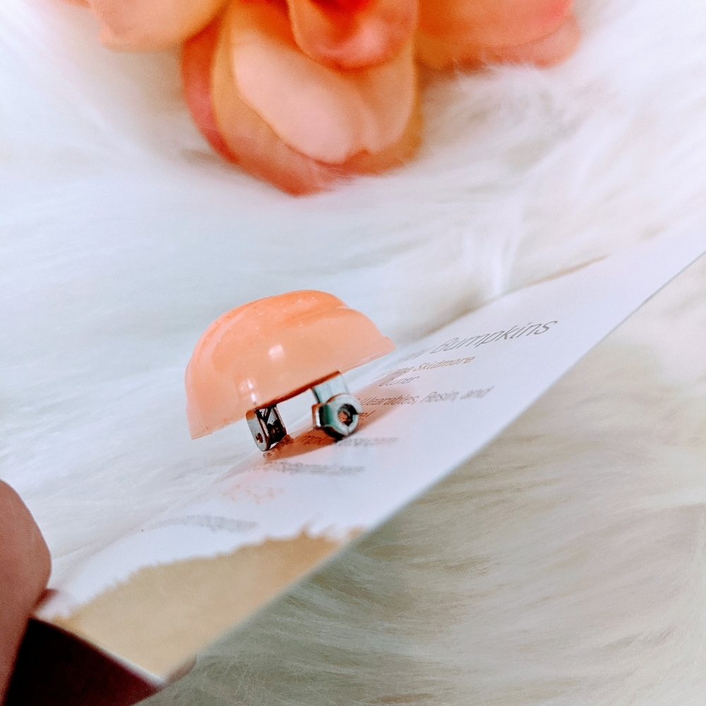 🌈BOGO🌈 Resin Brooch - Small Pumpkin - Picture 5 of 5